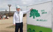 長居公園の周回コースに設置されるフェンスについて説明する奥村組の奥村太加典社長＝２９日、大阪市東住吉区の長居公園（宮沢宗士郎撮影）