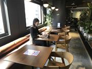 サテライトオフィス「Ｈ１Ｔ新宿西口」。オープンスペースのほか、１人用、２人用の個室もある＝昨年１２月、東京都新宿区（大森貴弘撮影）