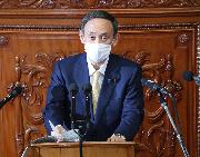 衆院本会議で新型コロナ特措法改正案について答弁する菅義偉首相＝２９日午後、国会（春名中撮影）