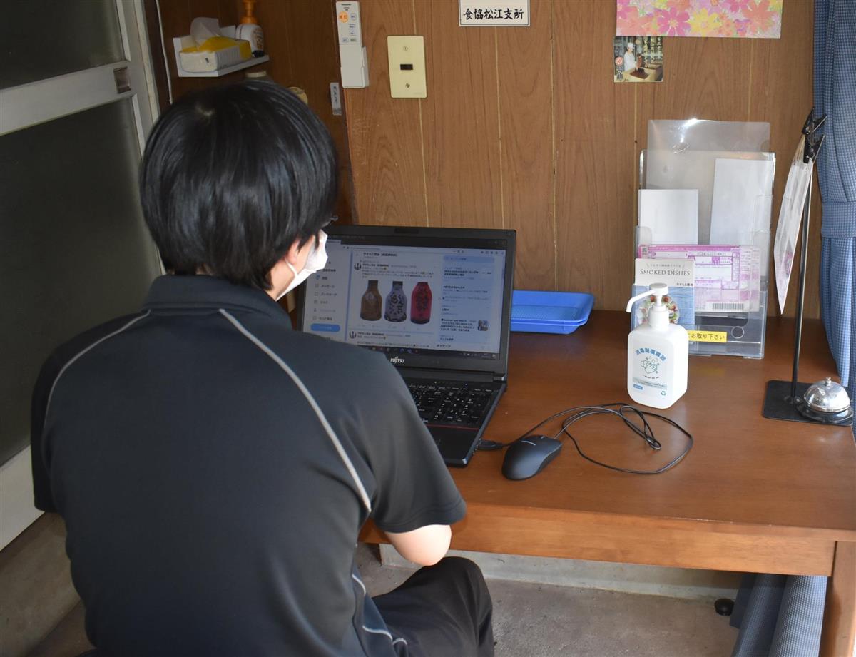公式ツイッターを担当する男性社員＝９月、松江市の安本産業
