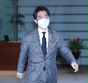 小泉進次郎環境相＝２日午前、首相官邸（春名中撮影）