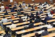 大学入学共通テストに臨む受験生＝１月１６日、東京都文京区の東京大学（萩原悠久人撮影）