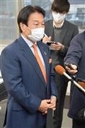 報道陣の取材に応じるパソナグループの南部靖之代表＝兵庫県洲本市