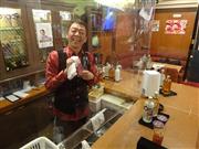 「このままでは夜のコミュニティーというか文化がなくなってしまう」と話す「スナック玉ちゃん赤坂本店」のオーナー、玉袋筋太郎さん。自らカウンターに立つことも＝東京都港区（松村信仁撮影）