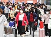 昨年１月、関西空港に中国からの便で到着した観光客らの様子