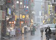 雪が降る吉祥寺駅前＝１月２８日午後、東京都武蔵野市（萩原悠久人撮影）