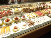 煌びやかなケーキのショーケースがお店の主役