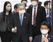 東京五輪・パラリンピック組織委の評議員会と理事会の合同懇談会に厳しい表情で臨む森喜朗会長＝１２日午後２時５７分、東京都中央区（代表撮影）