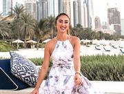 中東系航空会社に勤める石徹白あかねさん。ドバイの5つ星ホテルOne and Only Royal Mirage内のビーチにて。提供：本人