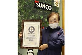 ギネス認定証を手にする玉置泰子さん＝大阪市西区