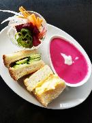 ビーツを使ったポタージュとサラダ（荻野恭子さん提供）