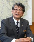 インタビューに答える笠原寛教育長＝県庁（柳原一哉撮影）