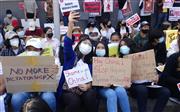 １６日、ミャンマーの最大都市ヤンゴンの中国大使館前で行われた抗議デモには若者らが集まり、「中国は恥を知れ」などと書かれた紙を掲げた（産経新聞通信員撮影）