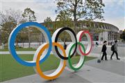 東京五輪のメイン会場となる新国立競技場（奥）と五輪マーク（三尾郁恵撮影）