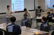 日本航空の客室乗務員経験者がローソンの接客トレーニング担当社員にお辞儀の仕方などを講義した＝２２日、東京都品川区大崎のローソンラーニングセンター