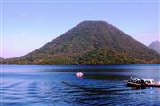 高崎市の榛名湖は都心からアクセスもしやすく、紅葉狩りの名所としても知られる