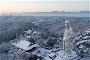 鎌倉中期に創建されたと伝わる高崎市の観音山慈眼院。高崎白衣大観音が雪に映える