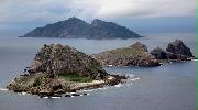 尖閣諸島を含む東シナ海上空。手前から南小島、北小島、魚釣島。海上自衛隊の哨戒機P-3Cから＝沖縄・尖閣諸島、２０１１年１０月（鈴木健児撮影）　