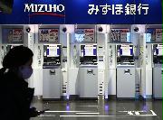 障害が発生し、休止しているみずほ銀行の現金自動預払機（ＡＴＭ）＝２８日、東京・大手町