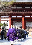 マスク姿で一列になって巡拝する練行衆と呼ばれる僧侶たち＝２１日午後、奈良市　（安元雄太撮影）