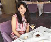 アジア系航空会社で乗務に従事する藤谷真由香さん。写真はCA仲間とランチへ行ったときのもの。提供：執筆者