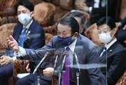衆院予算委員会で答弁する麻生太郎副総理兼財務相＝１日午後、衆院第１委員室（春名中撮影）