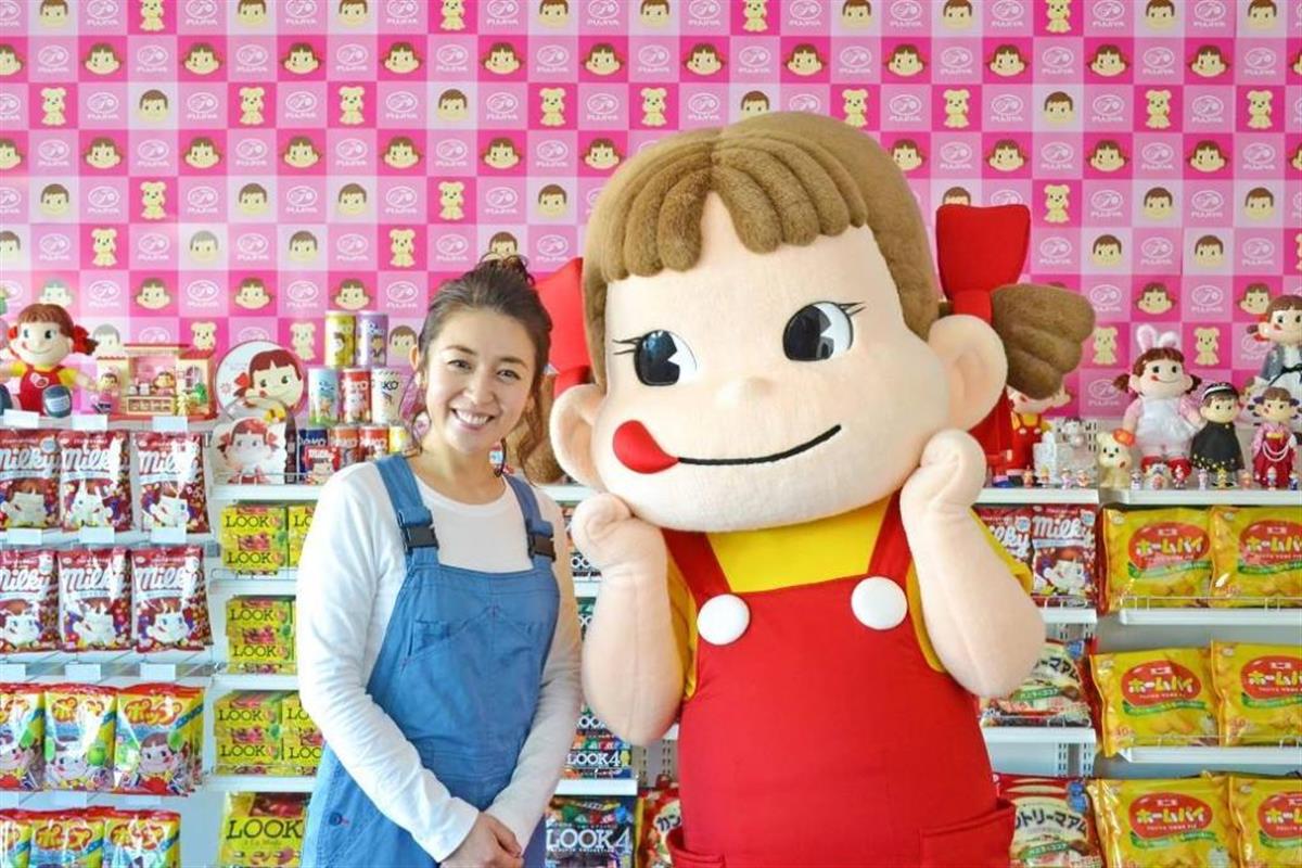 「ペコちゃん７０周年アンバサダー」を務めた俳優の酒井美紀さん（左）　＝不二家提供