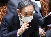 参院予算委員会答弁に臨む菅義偉首相＝４日午前、参院第１委員会室（春名中撮影）