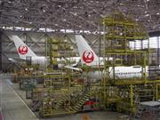 格納庫の機体整備を間近で見ることができる日本航空の「ＪＡＬリモート工場見学」
