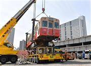 都市再生機構（ＵＲ）武庫川団地に移送された阪神電鉄の「赤胴車」＝４日午前、兵庫県西宮市（南雲都撮影）