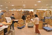 本社ビル内にある倉庫兼物流センターでの検品作業＝東京都中央区