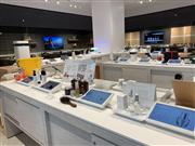 店内には基本的に一区画ごとに様々なメーカーの製品が、機能などの説明用のタブレットとセットで並ぶ