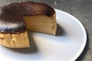 金沢市のスペイン料理店「レスピラシオン」のバスクチーズケーキ（レスピラシオン提供）