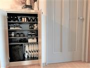 我が家では防災ヘルメットを玄関に収納しています。各部屋から外に逃げるときに動線上にあることが理由です。他にも、家族が一番集まりやすい部屋に置くのもよいですね。（筆者撮影）