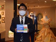 ＰＣＲ検査キットを手にする堀江雅之婚礼支配人＝宇都宮市上大曽町のホテル東日本宇都宮