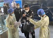 ホテルに出入りする際にも、消毒が徹底されていた（Ｃ）ＶＩＳＳＥＬ　ＫＯＢＥ
