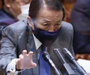 参院予算委員会で答弁する麻生太郎副総理兼財務相＝８日午前、参院第１委員会室（春名中撮影）