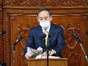 衆院本会議で答弁する菅義偉首相＝９日午後、国会（春名中撮影）
