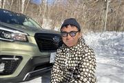 スバル「フォレスター」と筆者。泥道や雪道でも安心して走れる