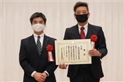 大賞・千葉県知事賞を受賞した協同工芸社の箕輪晃社長（右）と同県の田中剛商工労働部長　＝１０日、千葉市中央区