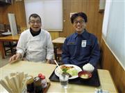 食堂を訪れた社員と談笑する高田芳紀さん（左）＝２月１８日、香川県多度津町