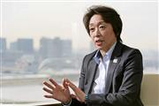 インタビューに答える東京五輪・パラリンピック組織委員会の橋本聖子会長＝９日午前１０時５１分、東京都中央区（代表撮影）