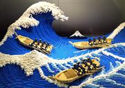 葛飾北斎の浮世絵「富嶽三十六景」の「神奈川沖浪裏」をレゴで立体的に再現した三井さんの新作＝大阪市北区（前川純一郎撮影）