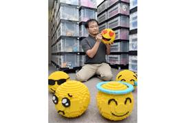 設計図なしで、一人で作品を組み上げる三井さん。繊細な指先が魔法のように動く＝東京都世田谷区（寺河内美奈撮影）