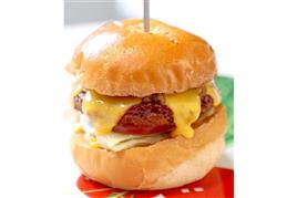 見た目はボリューム感たっぷりなのに、実は低脂質で低カロリーな「ベジタリアンブッチャー」の「ホーリーカウチーズバーガー」（松井英幸撮影）