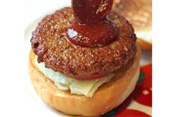 代替肉のパテ。焼き色まで肉のようだ＝４日午前、東京都豊島区（松井英幸撮影）