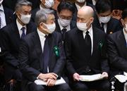 参院予算委員会に臨む参考人のＮＴＴ澤田純社長（左）と東北新社中島信也社長＝１５日午前、参院第１委員会室（春名中撮影）