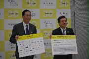 会見後に撮影に応じる三井住友海上火災保険の柄沢康喜会長（右）と資生堂の魚谷雅彦社長＝１５日、東京都千代田区（平尾孝撮影）