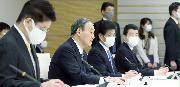 新型コロナに影響を受けた日正規雇用労働者に対する緊急対応関係閣僚会議で発言する菅義偉首相（手前から２人目）＝１６日午前、首相官邸（春名中撮影）