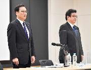 会見するみずほFGの坂井辰史取締役執行役社長グループCEO（左）＝１７日午後、東京都千代田区（三尾郁恵撮影）